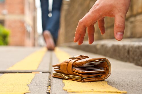 Portemonnaie verloren oder geklaut: Was tun, wenn die Geldbörse weg ist?