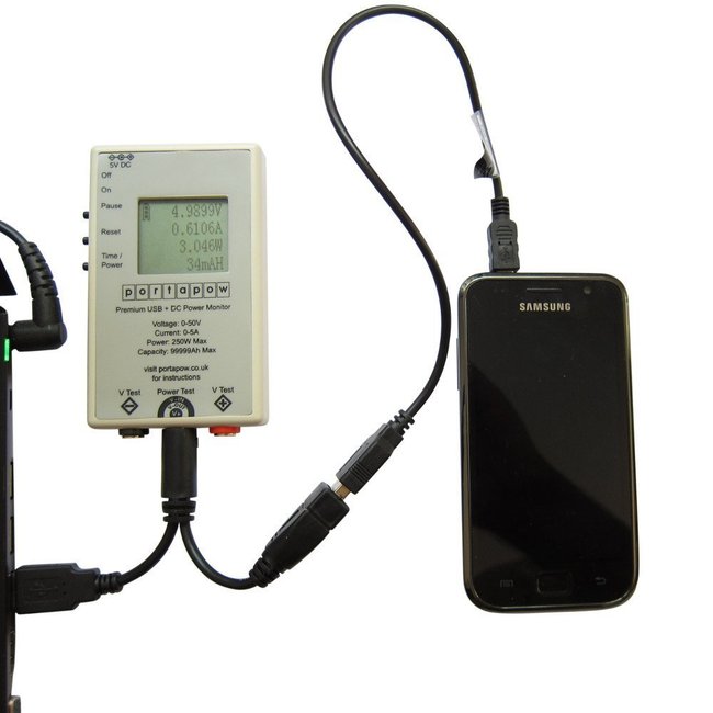 Stromstärke und Spannung kann man am USB-Kabel nur mit speziellen Zusatzgeräten zuverlässig messen.