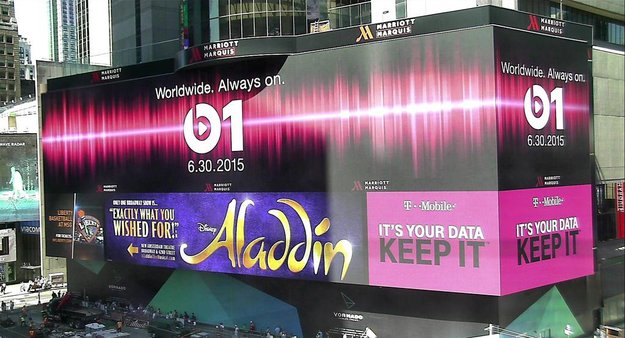 Riesiger Beats 1 Banner am Times Square in New York City gesichtet