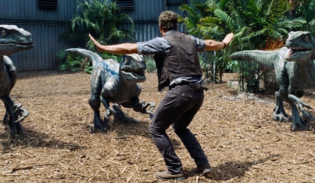 Jurassic World Meme: Zoowärter stellen ikonische Raptoren-Szene nach