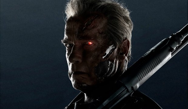 Arnold Schwarzenegger erschrickt Fans & Kinder als Terminator