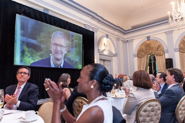 Tim Cook spricht über Apples und Googles Umgang mit Daten