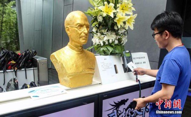 Kult-Figur: Goldene Steve Jobs-Büste soll chinesische Arbeitnehmer motivieren