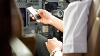 Handy im Flugzeug benutzen: Geht das oder ist das gefährlich?