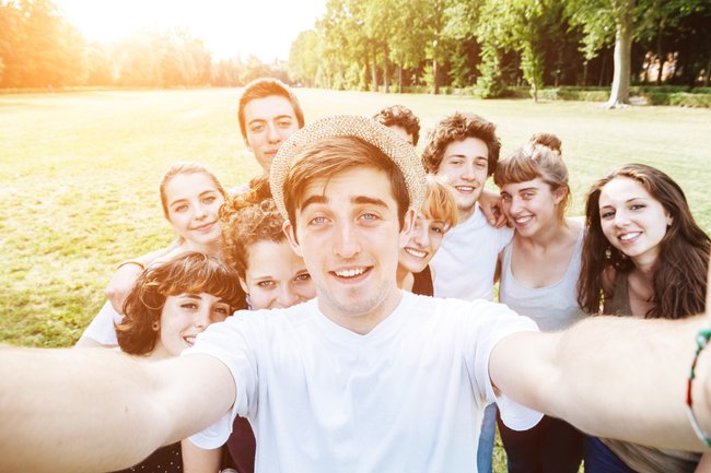 jugendwort 2015 zehn jugendliche machen ein selfie im park
