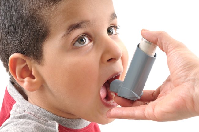 Cortison kleiner junge mit asthma spray