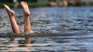 Badeseen mit App und online finden: Wo kann man schwimmen und wie ist die Wasserqualität in NRW, Berlin und Co.?