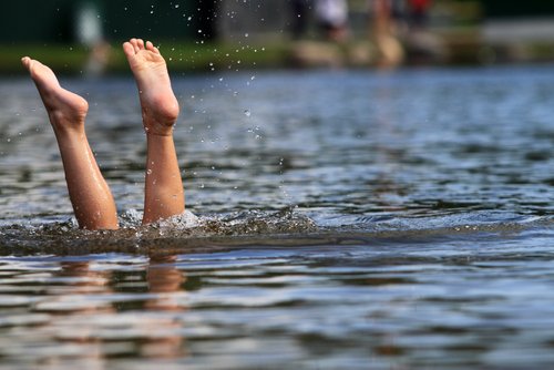 Badeseen mit App und online finden: Wo kann man schwimmen und wie ist die Wasserqualität in NRW, Berlin und Co.?