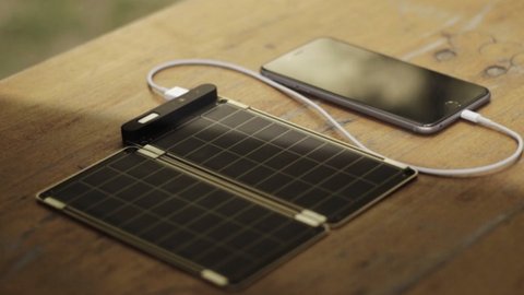 Plug into the Sun: „Solar Paper“ lädt iPhone Akku in 2,5 Bau dir ein Apple Solar Ladegerät –
