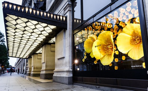 Apple Watch mit riesigen Blüten im Schaufenster von Londoner Kaufhaus