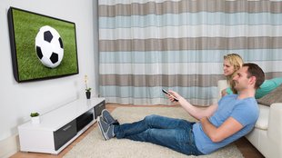 Fernseher aufhängen: Tipps zur optimalen Höhe, Kabeln und Co.
