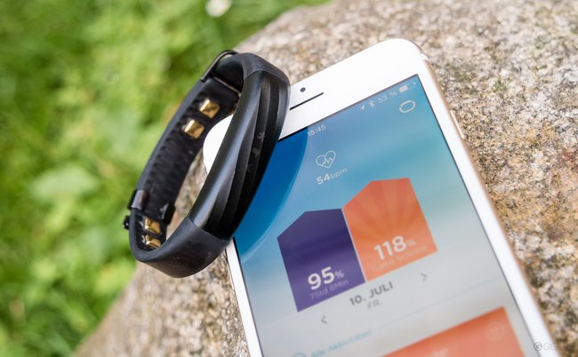 Fitness-Armband, hier das Jawbone UP3 mit der iPhone-App.