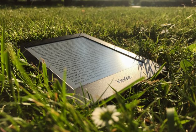 Kindle Paperwhite 2015 im Test: für die Abendsonne wie für den Nachtzug
