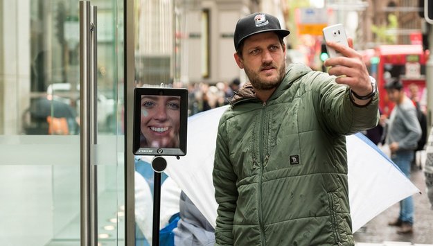 Warten auf's iPhone 6s: Apple-Fangirl schickt Telepräsenzdrohne vor den Apple Store