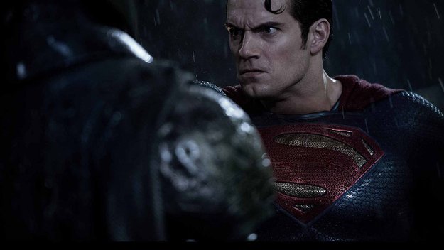 Warum denn so ernst? Neue Bilder zu Batman v Superman unterstreichen düsteren Ton