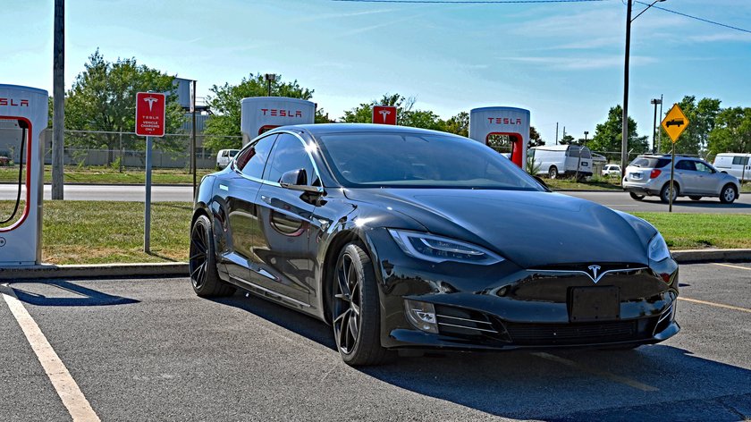 tesla model s supercharger schnellladestation