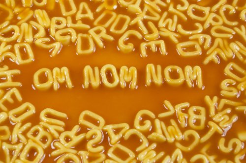 Om Nom Nom: Bedeutung des Begriffs bei Memes und Spiel