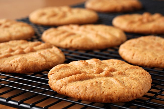 Backen ist eine gute maßnahme gegen kälte im haus und kekse machen alle froh. Peanut butter cookies gerade aus dem backofen