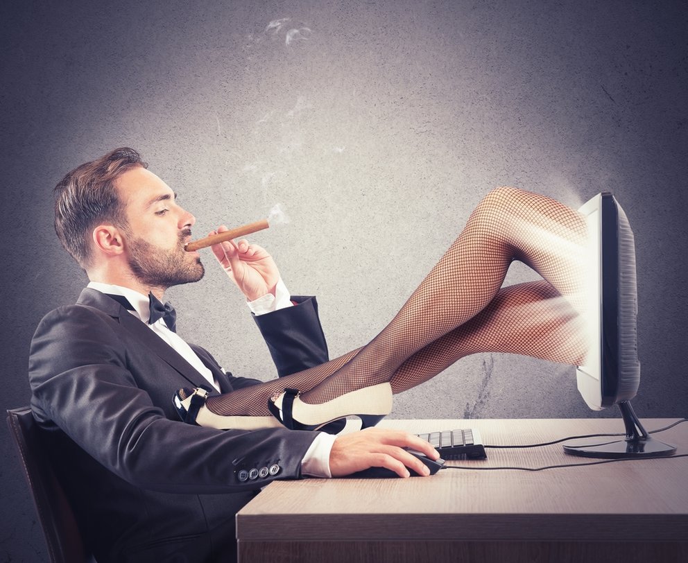 Sexting comment cela fonctionne l'homme sur l'ordinateur avec les jambes féminines de l'ordinateur
