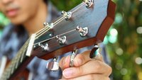 Gitarre stimmen: So gehts ohne Stimmgerät, online und mit App!