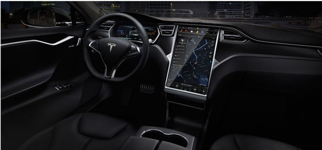 Tesla cockpit mit touchscreen zur Energieverbrauchsanzeige