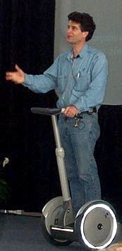 Dean Kamen auf seiner erfindung segway