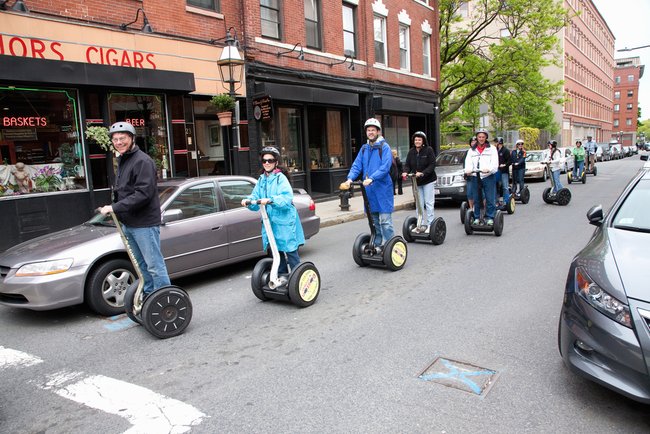 Touristen auf dem Segway in der innenstadt