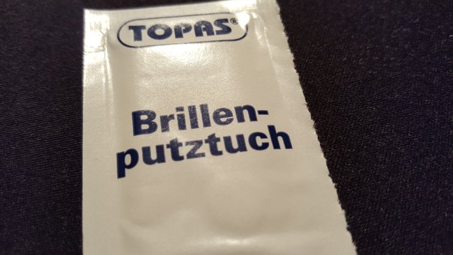 Mit feuchten Brillenputztüchern kann man sowohl die CPU als auch den Kühlkörper gründlich reinigen, so funktioniert die Wärmeübertragung etwas besser.