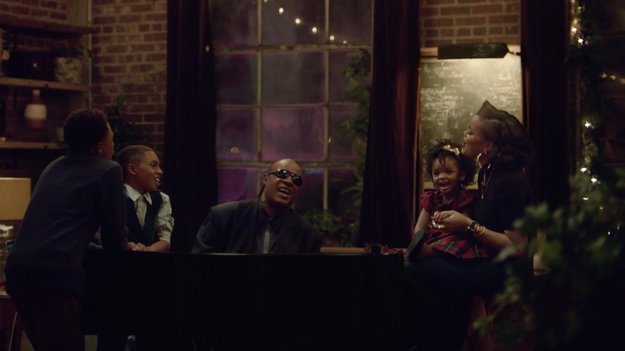 Apples Weihnachts-Werbespot 2015 mit Steve Wonder und Andra Day