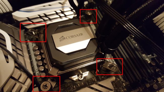 CPU-Kühlkörper, in diesem Fall eine Alles-in-einem-Wasserkühlung von Corsair, werden meist über vier Schrauben mit der Rückplatte verbunden und anschließend per Schraubendreher oder Hand festgezogen.