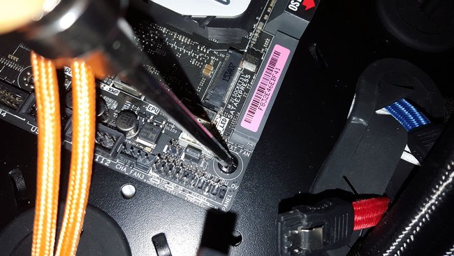 Das Mainboard wird mit Schrauben in die Standoffs beziehungsweise Bolzen des PC-Gehäuses geschraubt.