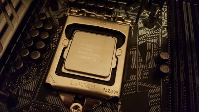 Die silberne Metallplatte, also die typische Oberseite einer CPU, ist nicht Teil des Chips, sondern nennt sich Integrated Head Spreader und dient der Wärmeabfuhr von Chip zum eigentlichen Kühlkörper. Das Design von Intel steht allerdings als ineffizient in der Kritik - So gibt es Enthusiasten, die den IHS entfernen, um einen Kühlkörper direkt auf dem Chip installieren zu können.