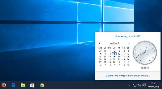 Windows 10 mit analoger Uhr in der Taskleiste.