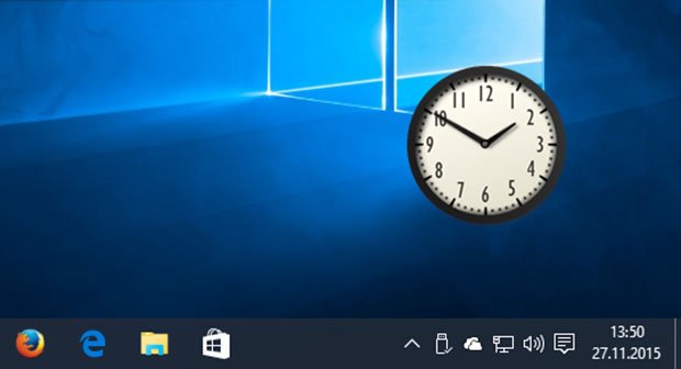 Windows 10 mit Uhr auf dem Desktop.