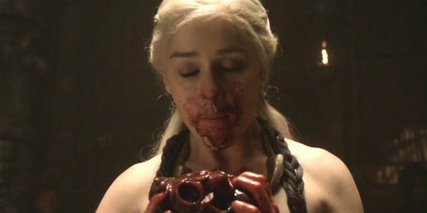 Daenerys (Emilia Clarke) verspeist in Staffel 1 von "Game of Thrones" ein Pferdeherz