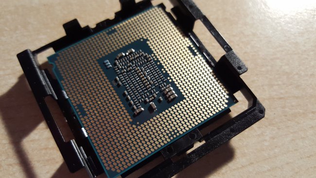 Die Unterseite einer CPU, inklusive der zahlreichen Kontaktflächen.