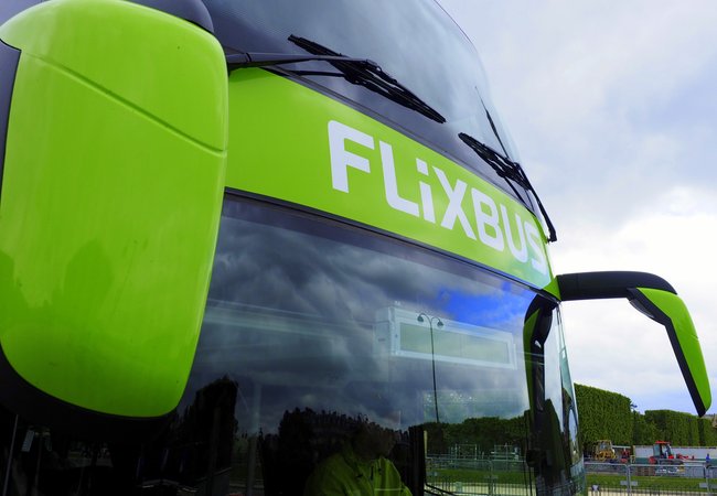 Flixbus von aussen mit schriftzug