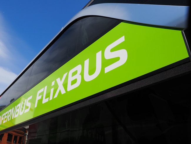 Flixbus unterwegs mit Schriftzug. Mit Gutscheinen von Flixbus kann man sparen