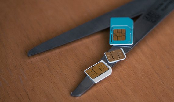 Eine SIM-Karte lässt sich mit Schablone auf eine kleinere Größe zuschneiden.