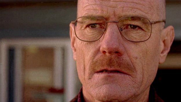 Heisenberg Meltdown: Bryan Cranston sieht sich in altem Baywatch-Clip und beginnt zu weinen