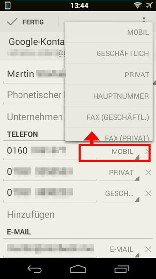 Ändert im Adressbuch "Mobil" etwa auf "Privat", damit der Kontakt nicht mehr in den Einladungen bei WhatsApp erscheint.