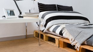 Möbel aus Paletten: Bett selber bauen statt Betten kaufen