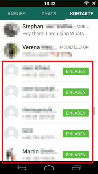 WhatsApp zeigt unten in der Kontaktliste standardmäßig Einladungen an.