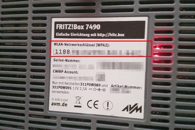 Das Standard-WLAN-passwort für eure Fritzbox steht in der Regel auf der Rückseite. (Bildquelle: GIGA)
