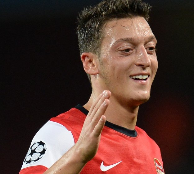 "Mesut Özil tot bei Autounfall"? Meldung bei Facebook - Vorsicht!