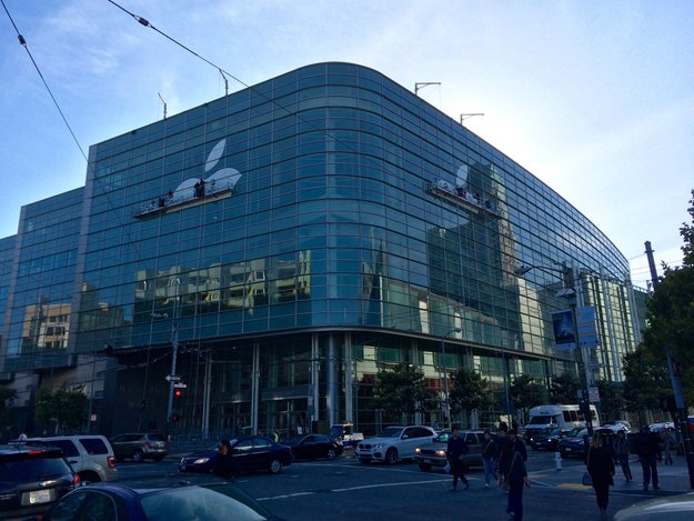 Apple dekoriert Moscone West für WWDC