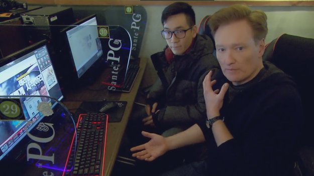 StarCraft: Clueless Gamer Conan O'Brien stiftet Chaos im Gaming-Café