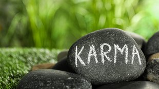 „Instant Karma“: Bedeutung und Übersetzung auf Deutsch