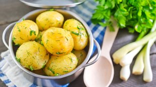 Kartoffeln kochen: Koch-Tipps zu Kochzeit, Salz und der Frage, ob Kartoffeln mit oder ohne Schale gekocht werden