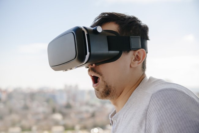 Ist die VR-Brille für Brillenträger bequem? Wir sagen es euch. (Bildquelle: shutterstock.com/zeljkodan)